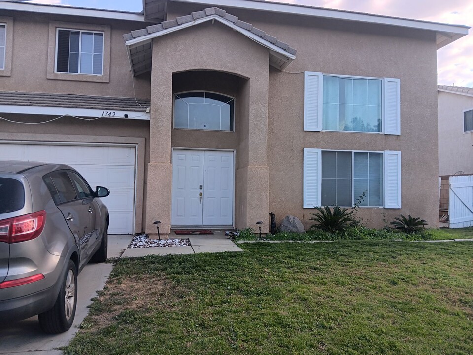 1742 Blackberry Ct in Palmdale, CA - Building Photo