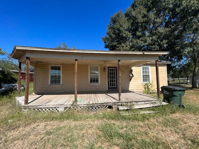 1508 N East St in Edna, TX - Building Photo - Building Photo