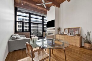 525 W Superior St in Chicago, IL - Building Photo