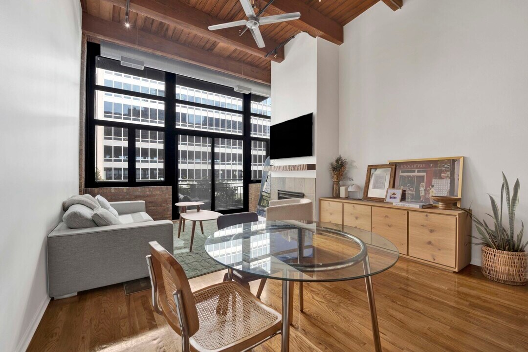 525 W Superior St in Chicago, IL - Building Photo