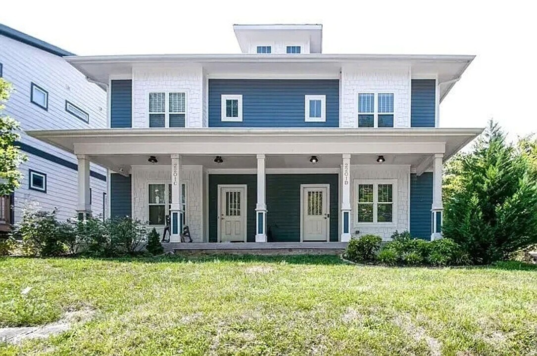2201 24th Ave N in Nashville, TN - Building Photo