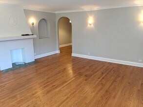 7447 N Hoyne Ave in Chicago, IL - Building Photo - Building Photo