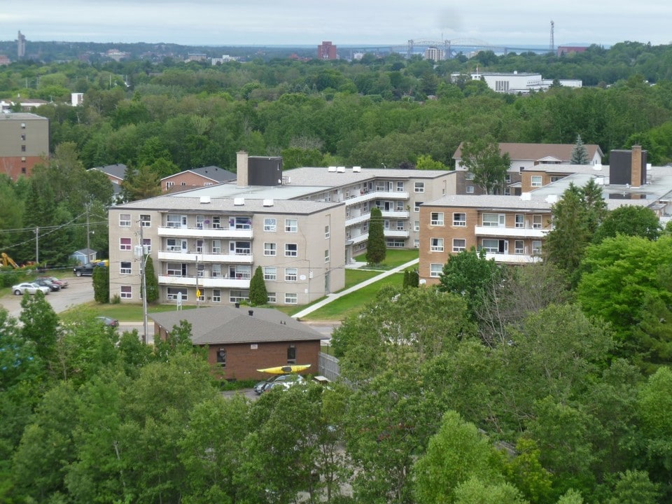 Lake Street Apartments in Sault Ste Marie, ON - Building Photo