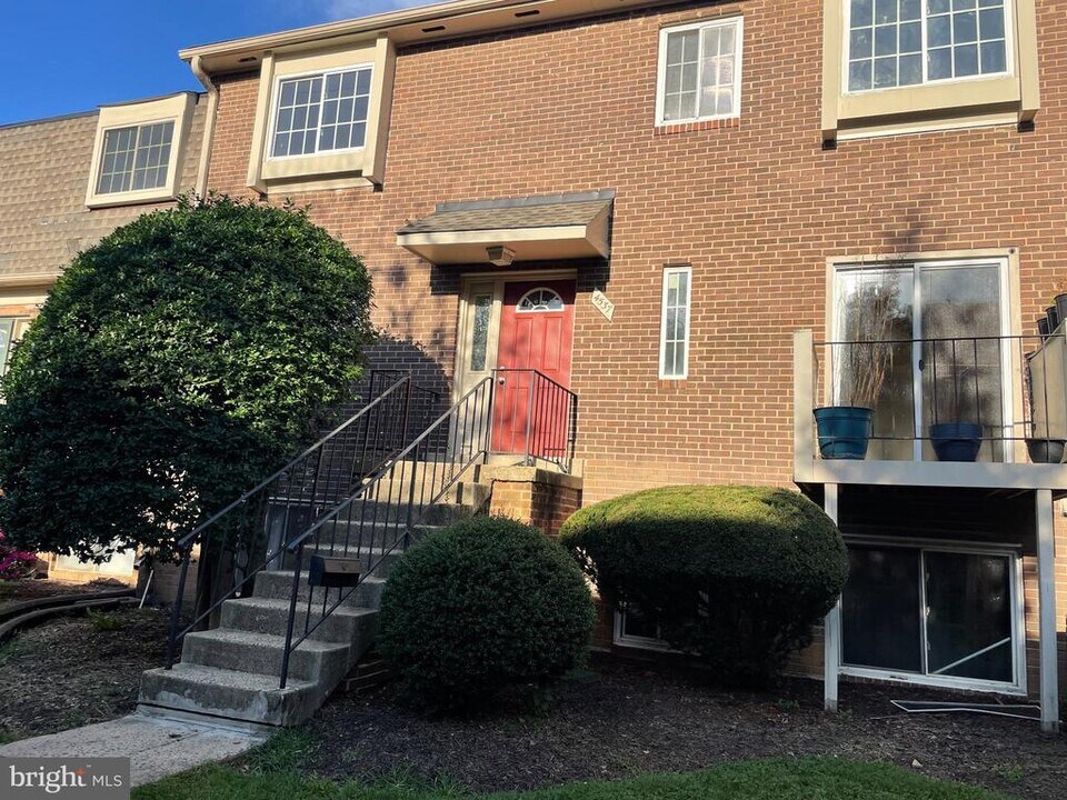 4537 Logsdon Dr in Annandale, VA - Foto de edificio