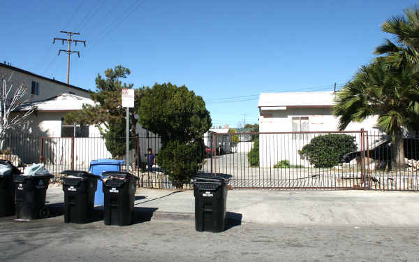 11949-11957 Runnymede St in North Hollywood, CA - Foto de edificio - Building Photo