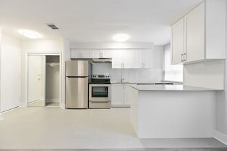 60 Gloucester St in Toronto, ON - Building Photo - Building Photo