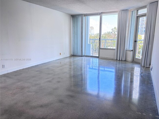 400 South Pointe Dr in Miami Beach, FL - Building Photo - Building Photo