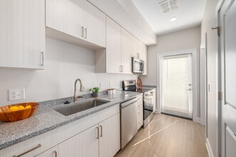 Park Lamont Townhomes in Cleveland, OH - Building Photo - Interior Photo