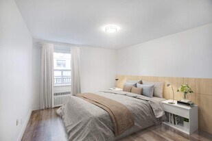 345 Lonsdale in Toronto, ON - Building Photo