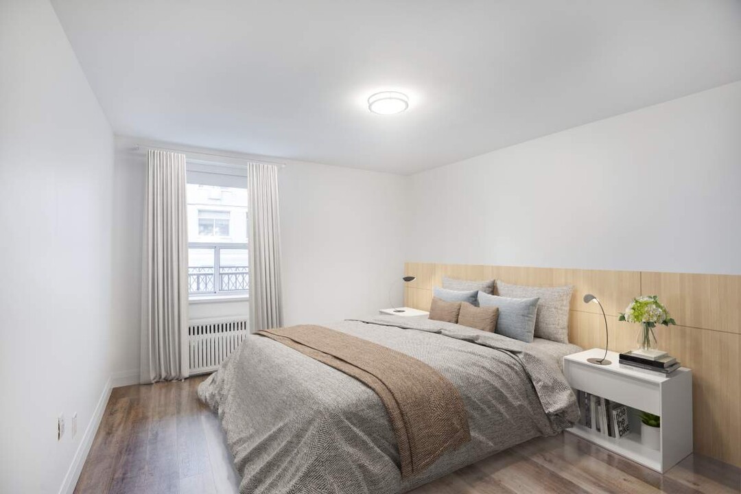 345 Lonsdale in Toronto, ON - Building Photo