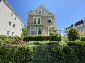 211 Holland St, Unit 2 in Somerville, MA - Foto de edificio - Building Photo