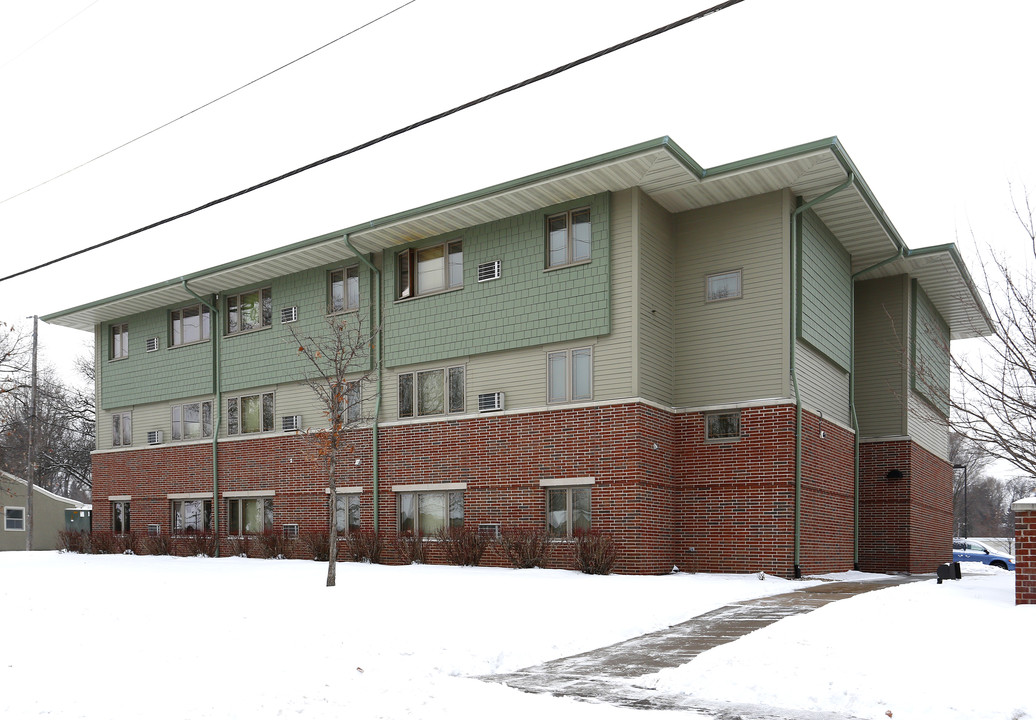 Roselawn Village Apartments in Roseville, MN - Foto de edificio