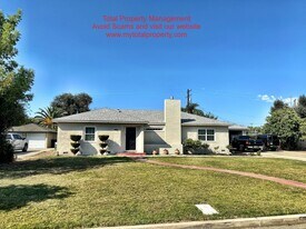 140 W Terrace Dr in Hanford, CA - Building Photo