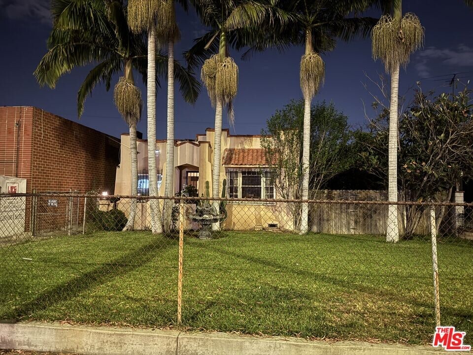 421 W Arbor Vitae St in Inglewood, CA - Building Photo