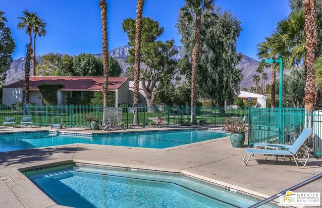 2521 N Whitewater Club Dr, Unit A in Palm Springs, CA - Building Photo - Building Photo