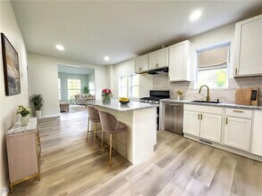 2483 E 89th St, Unit 101 in Cleveland, OH - Building Photo - Building Photo