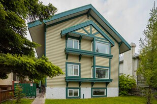 538 Banff Av in Banff, AB - Building Photo