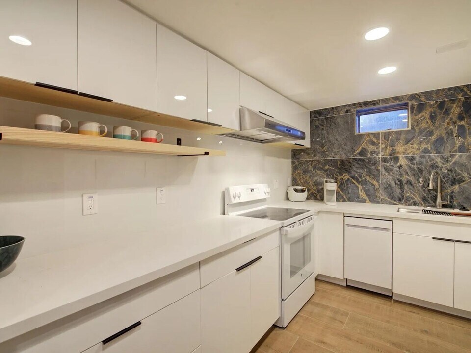 4042 90th Ave SE in Mercer Island, WA - Building Photo