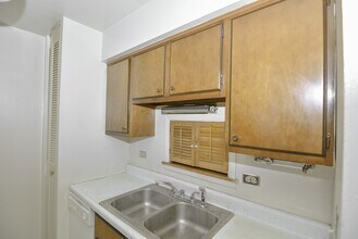 665 W Wrightwood, Unit 712 in Chicago, IL - Foto de edificio - Building Photo