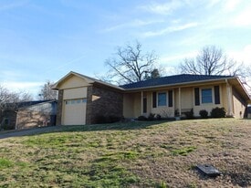 511 Evergreen Dr in Van Buren, AR - Building Photo