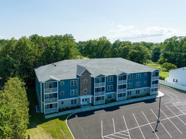 21 Pinecrest Dr in Essex Junction, VT - Building Photo - Building Photo