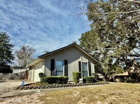 902 Lakeridge Dr in Orange Park, FL - Building Photo