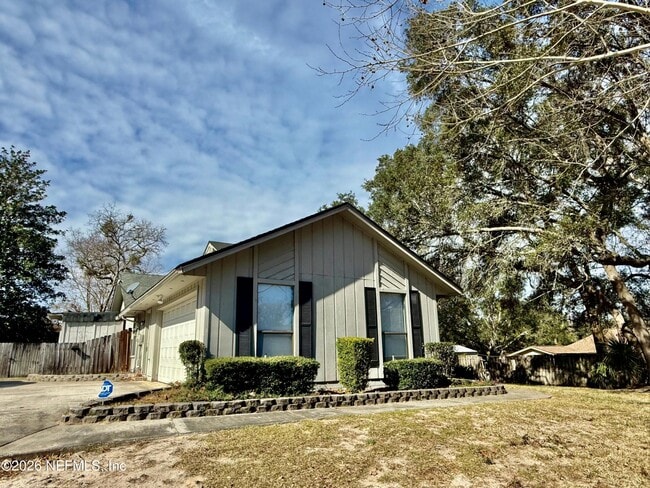 property at 902 Lakeridge Dr