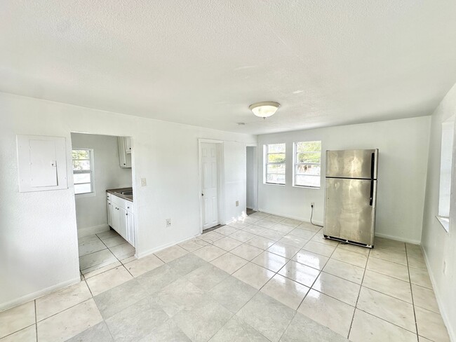 1278 NW 44th St in Miami, FL - Building Photo - Building Photo
