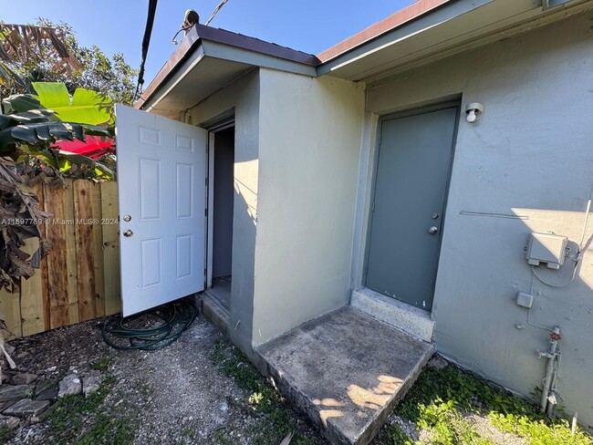 1123 NW 11th St-Unit -1123 in Homestead, FL - Building Photo - Building Photo