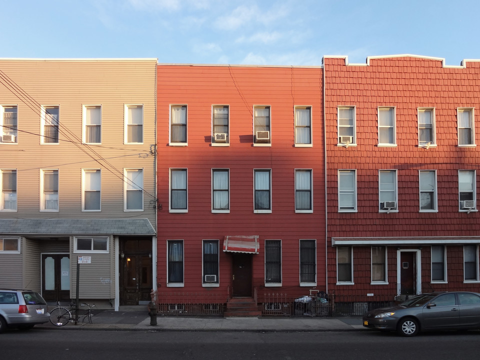 973 Metropolitan Ave in Brooklyn, NY - Foto de edificio