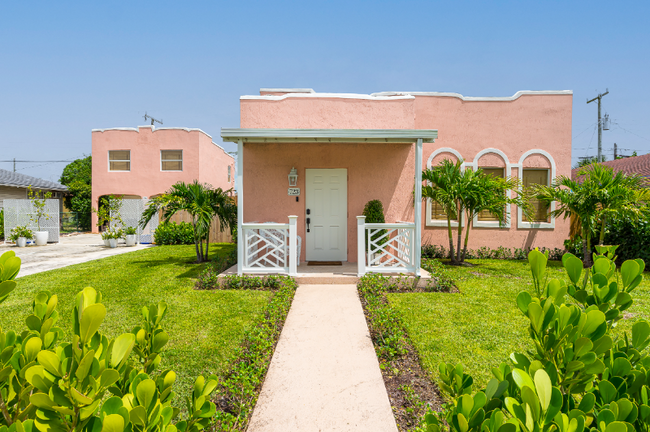 723 W Lakewood Rd in West Palm Beach, FL - Building Photo - Building Photo