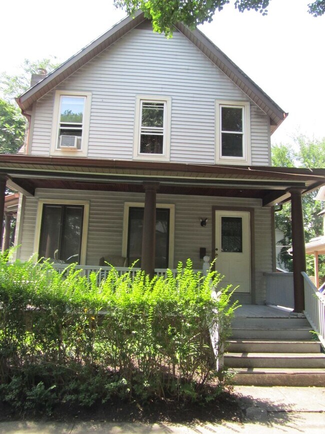 property at 33 Delaware St