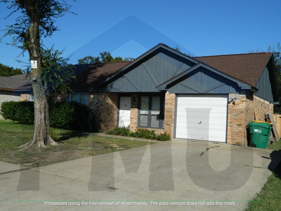 2152 Mesa Wood Dr in Glenn Heights, TX - Building Photo