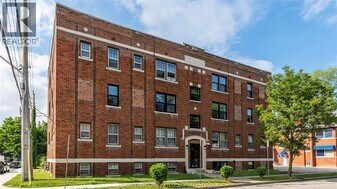 74 Ellis St W in Windsor, ON - Building Photo
