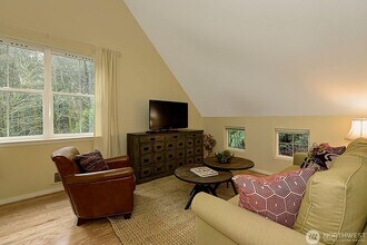 8174 Hansen Rd NE in Bainbridge Island, WA - Building Photo - Building Photo