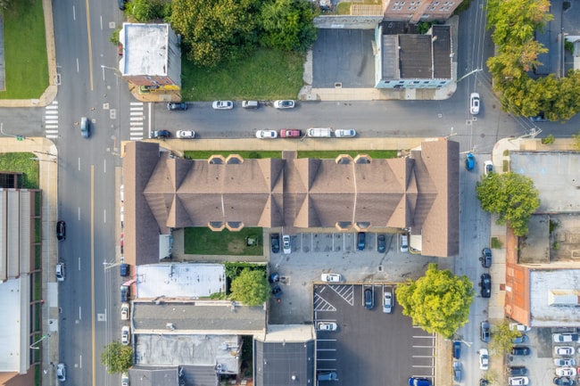 225 W 4th St