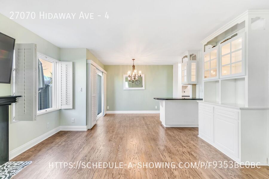 27070 Hidaway Ave-Unit -4 in Santa Clarita, CA - Building Photo