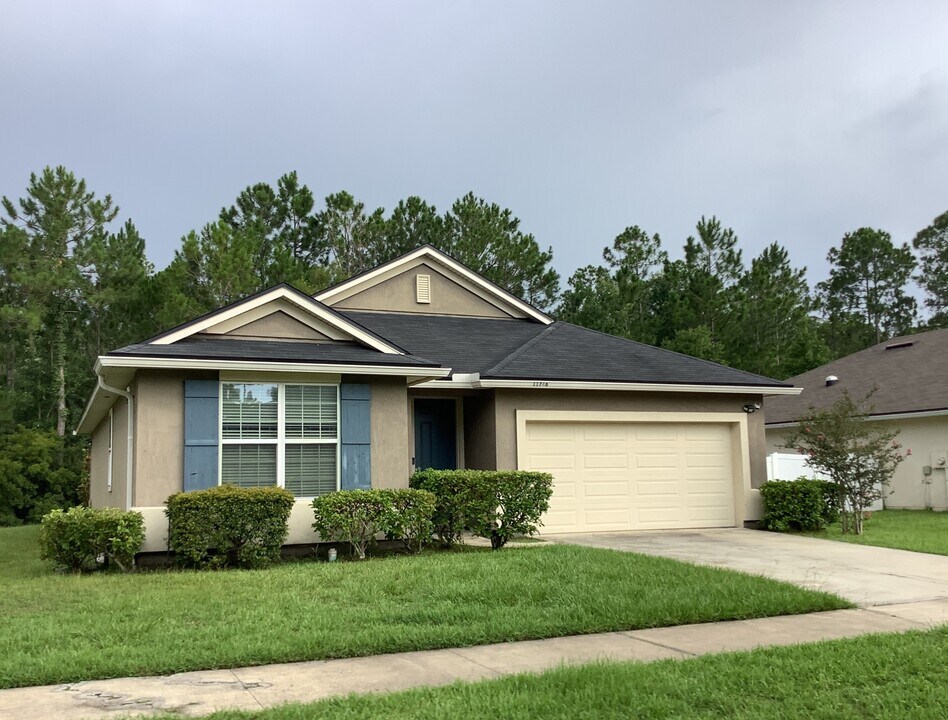 11746 Parker Lakes Drive in Jacksonville, FL - Building Photo