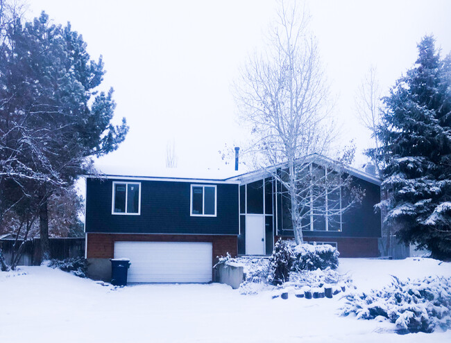 property at 9483 S Buttonwood Dr