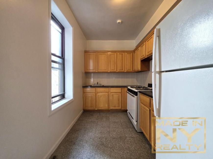 43-30 46th St in Queens, NY - Foto de edificio
