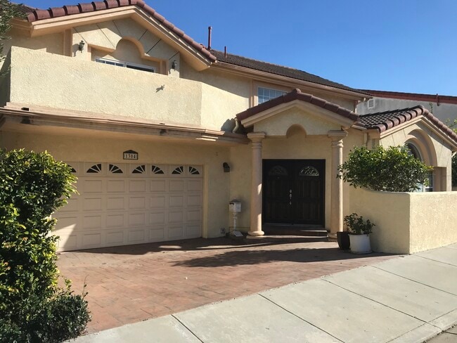1304 Mackay Ln in Redondo Beach, CA - Building Photo - Building Photo