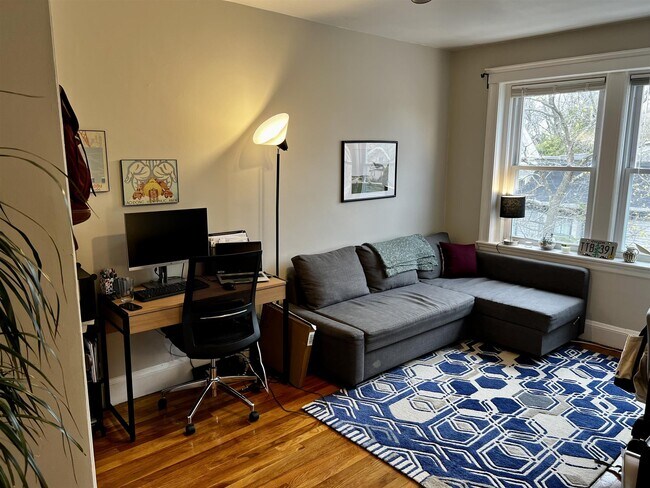 11 Gray St, Unit 5 in Cambridge, MA - Foto de edificio - Building Photo