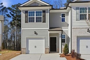 5971 Skylar Dr in Atlanta, GA - Building Photo