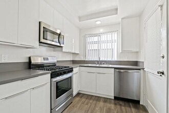 1234 10th St in Santa Monica - steps to Wilshire Blvd! in Santa Monica, CA - Building Photo - Building Photo