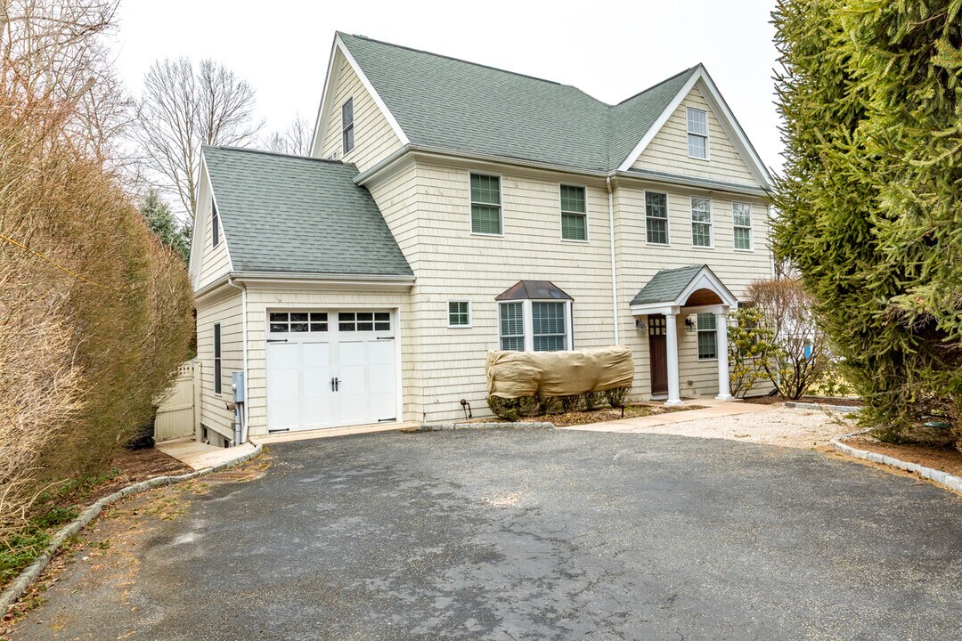 211 High Ridge Ave in Ridgefield, CT - Building Photo