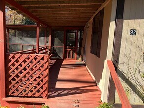 92 Hicks Lake Dr in Hendersonville, NC - Building Photo - Building Photo