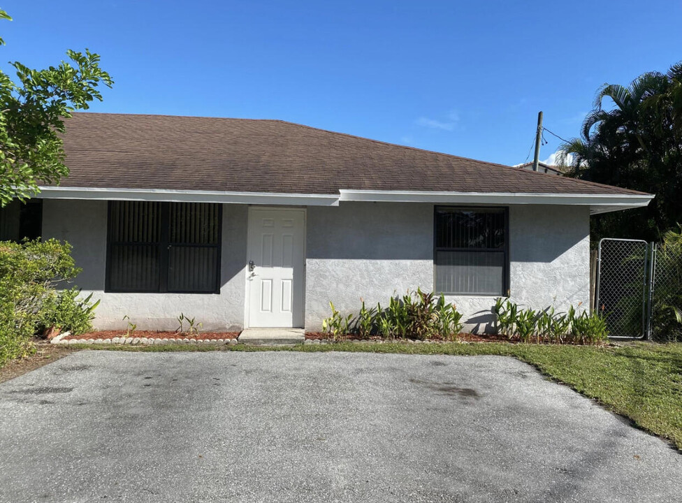 2414 Ceceile Ave in West Palm Beach, FL - Building Photo