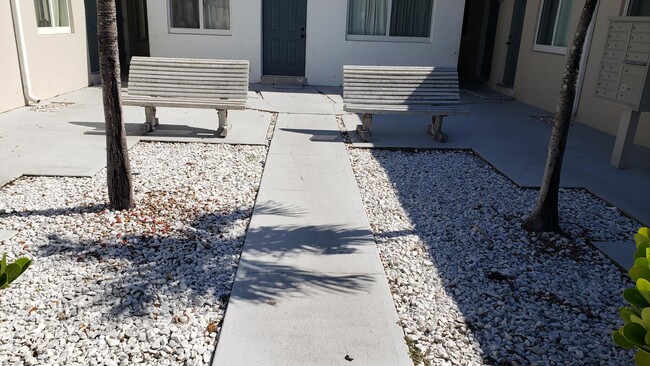 11 SW 6th Ave in Delray Beach, FL - Foto de edificio - Building Photo