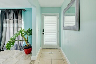 238 SW Grove Ave in Port St. Lucie, FL - Foto de edificio - Building Photo