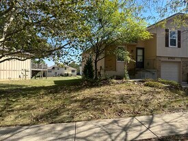 8703 N Hull Dr in Kansas City, MO - Building Photo